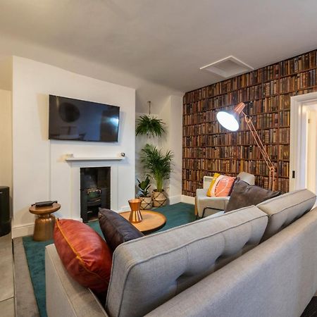 Contemporary Apartment On The Historic Rows Chester Bagian luar foto