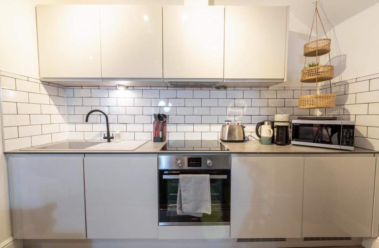 Contemporary Apartment On The Historic Rows Chester Bagian luar foto