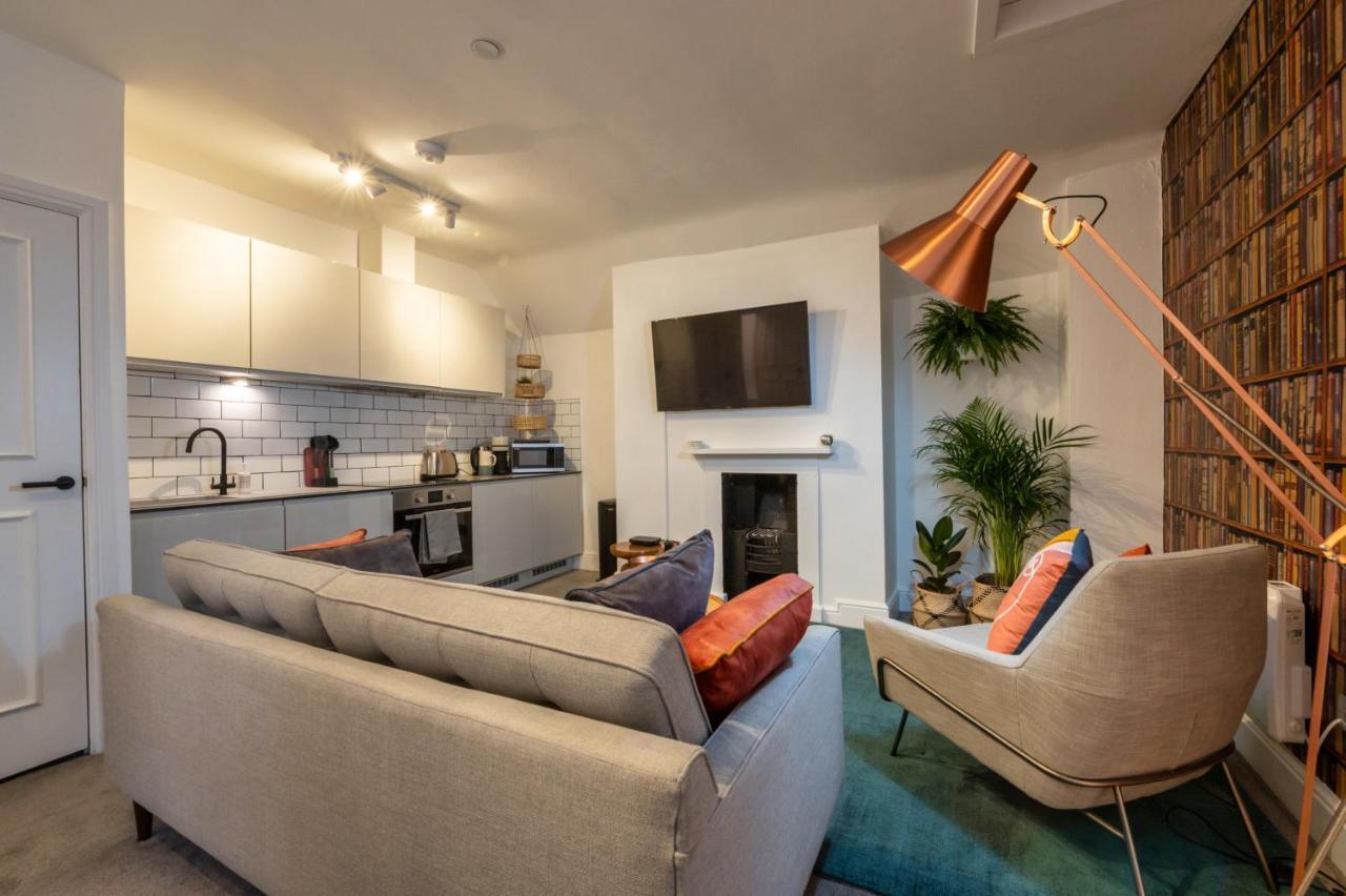 Contemporary Apartment On The Historic Rows Chester Bagian luar foto