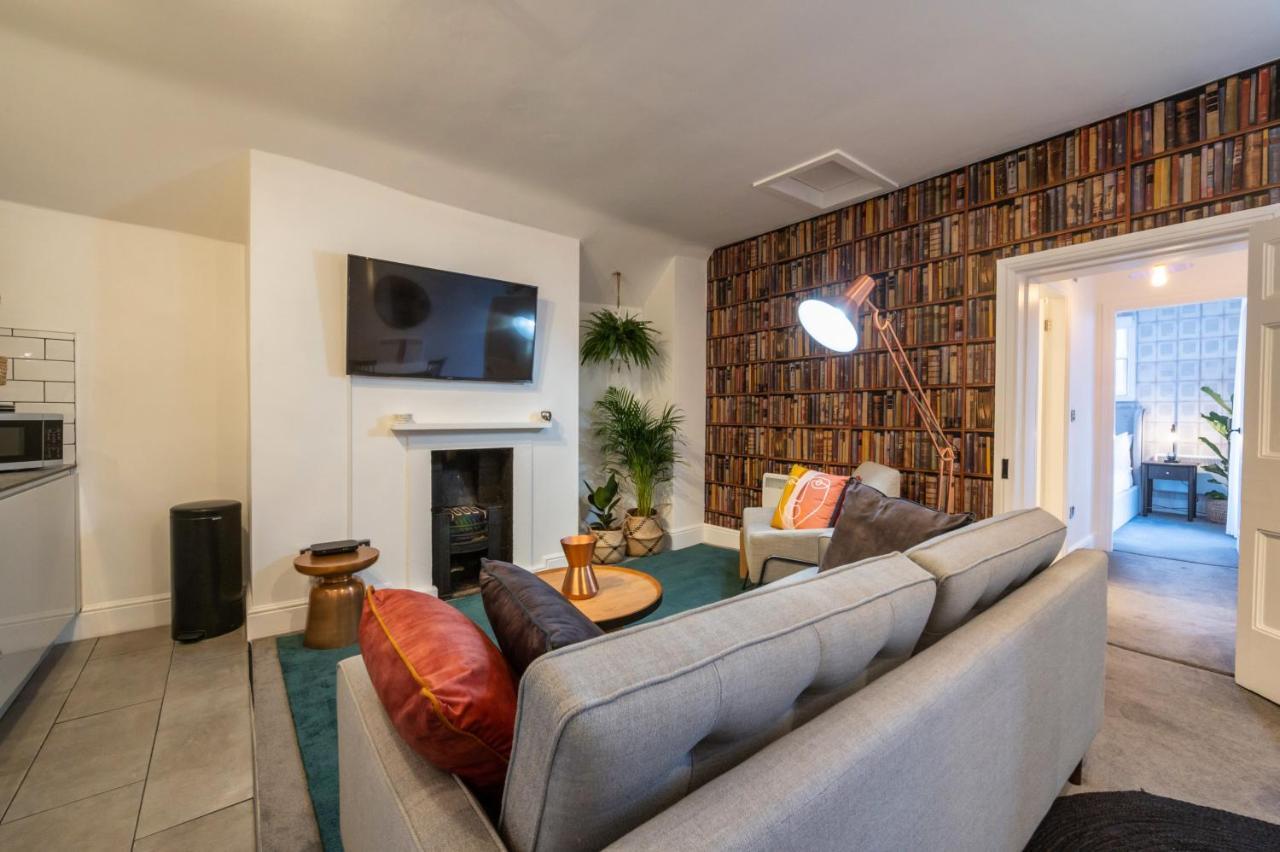 Contemporary Apartment On The Historic Rows Chester Bagian luar foto