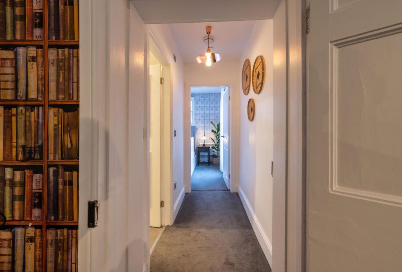 Contemporary Apartment On The Historic Rows Chester Bagian luar foto