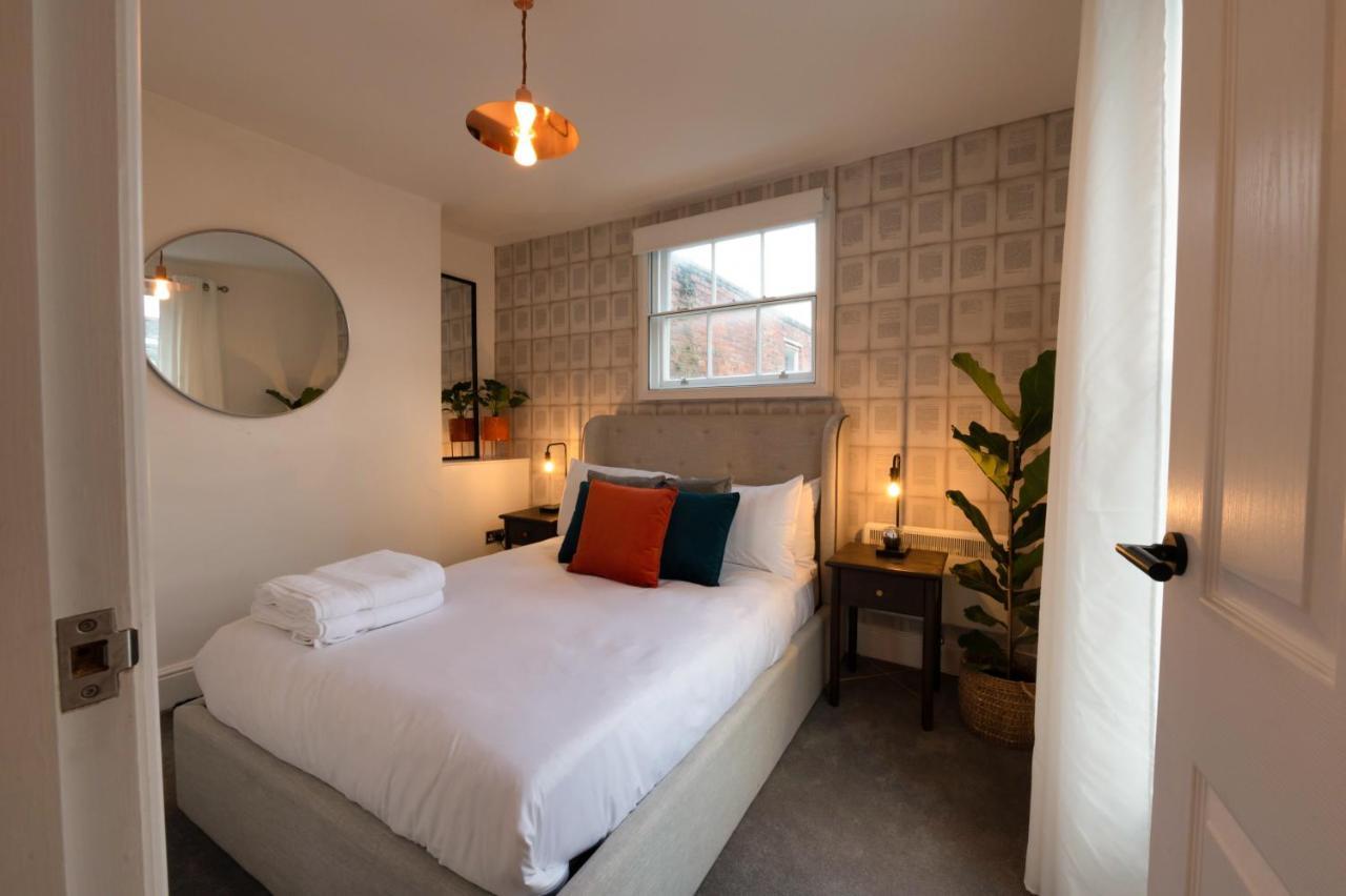 Contemporary Apartment On The Historic Rows Chester Bagian luar foto
