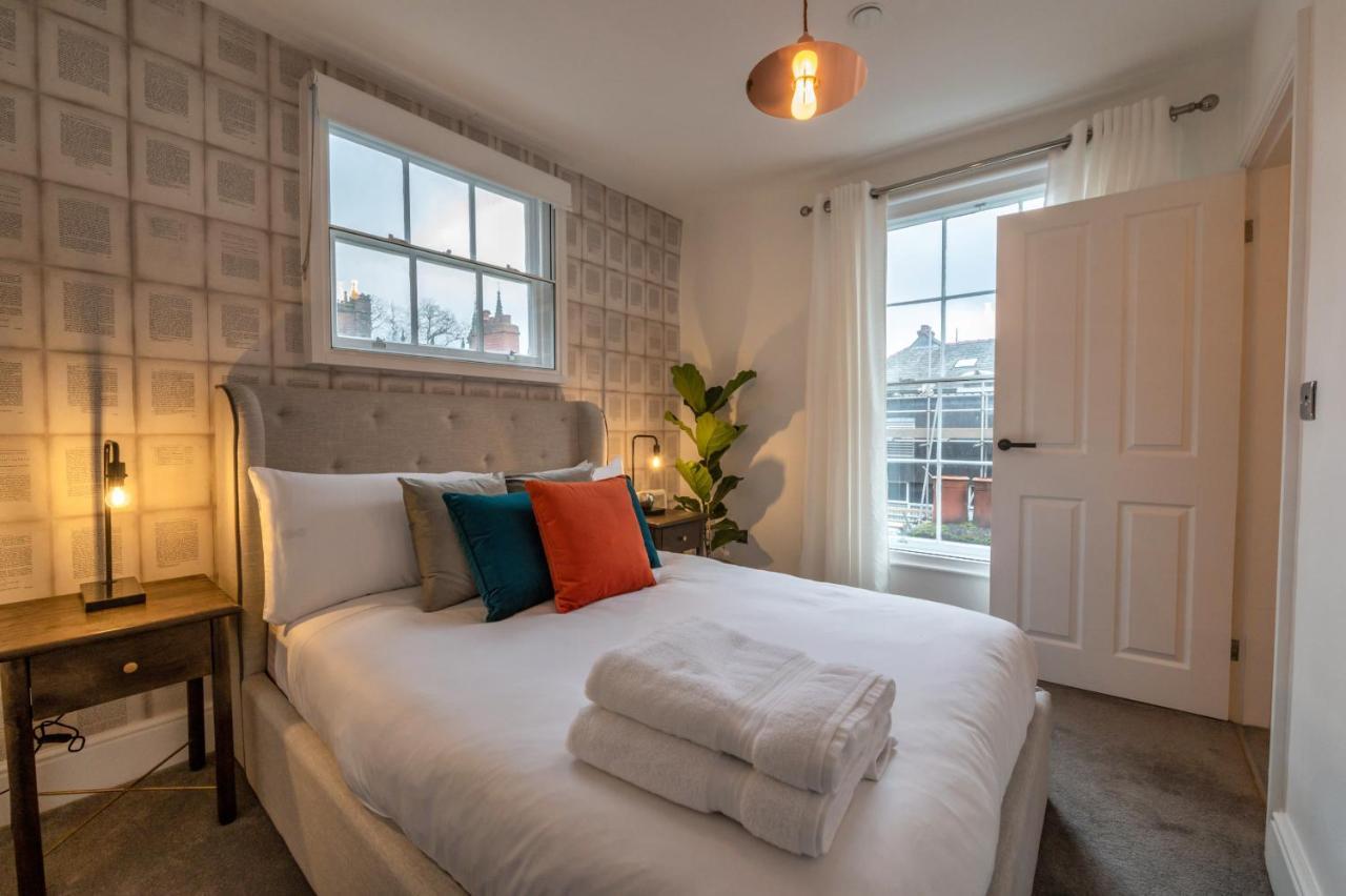 Contemporary Apartment On The Historic Rows Chester Bagian luar foto